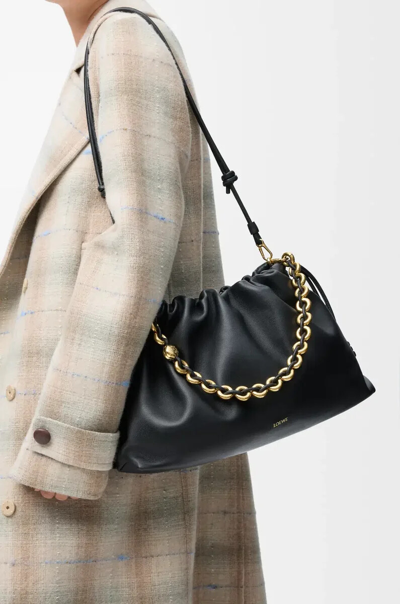 große flamenco-handtasche aus weichem schwarzem nappa-lammleder