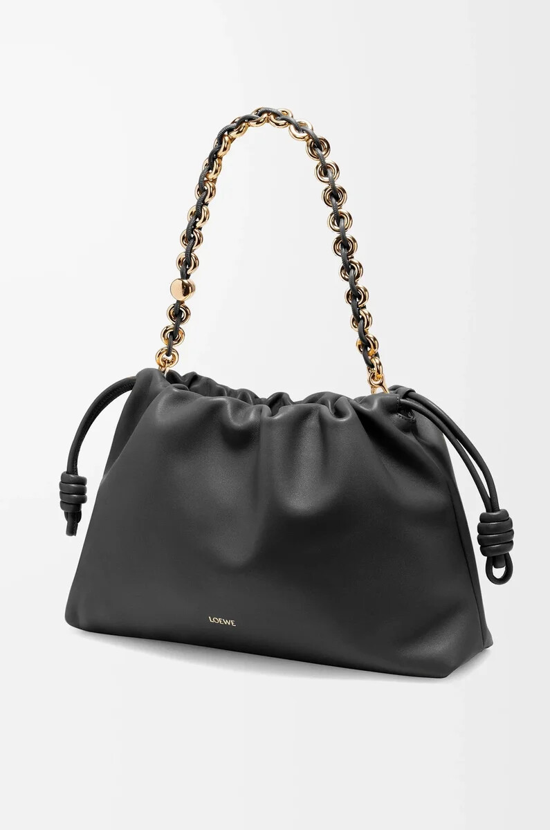 große flamenco-handtasche aus weichem schwarzem nappa-lammleder