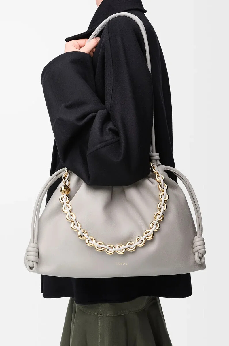große flamenco-handtasche aus weichem nappa-lammleder in shell grey