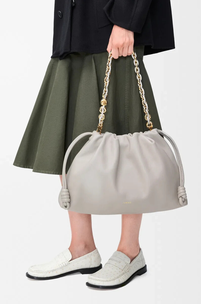 große flamenco-handtasche aus weichem nappa-lammleder in shell grey