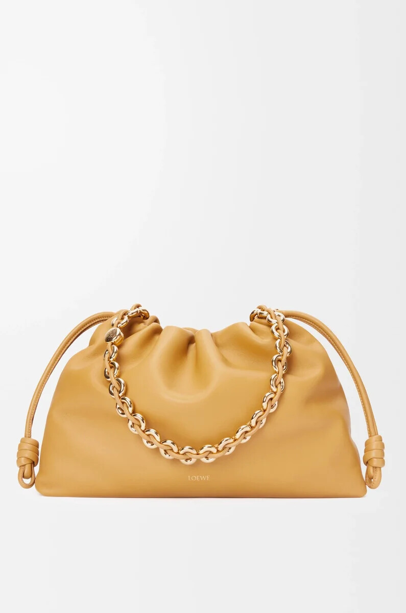 große flamenco-handtasche aus weichem nappa-lammleder sahara