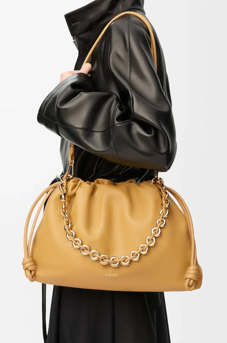 große flamenco-handtasche aus weichem nappa-lammleder sahara