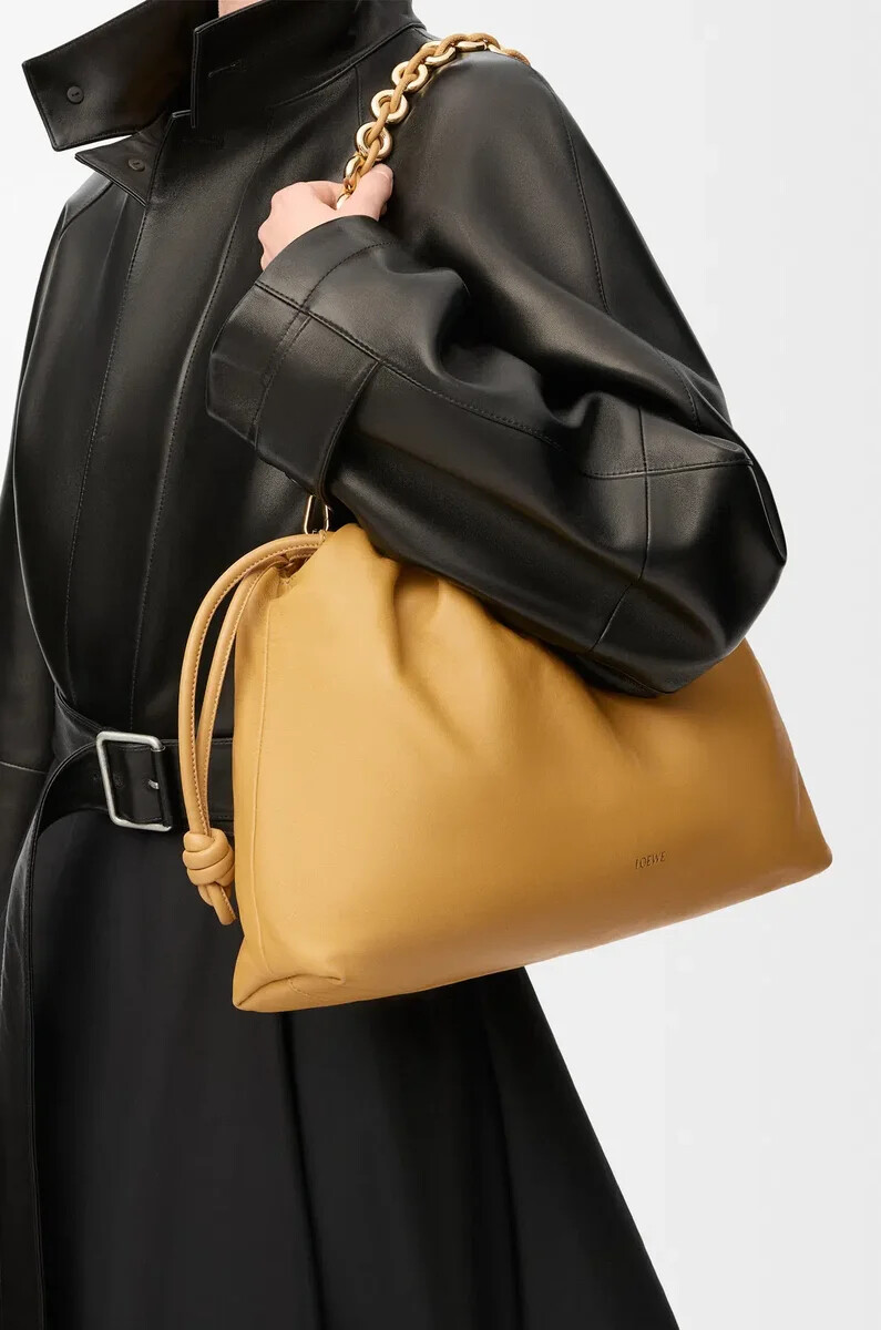 große flamenco-handtasche aus weichem nappa-lammleder sahara