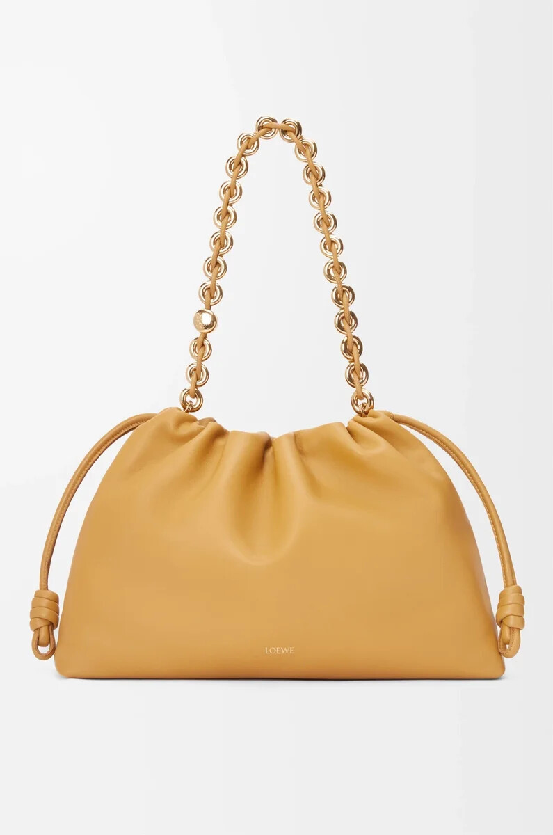 große flamenco-handtasche aus weichem nappa-lammleder sahara