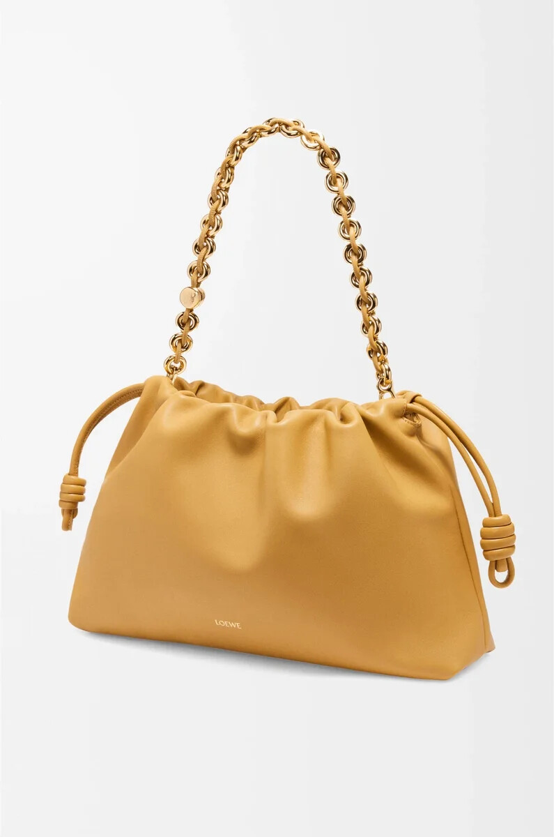 große flamenco-handtasche aus weichem nappa-lammleder sahara