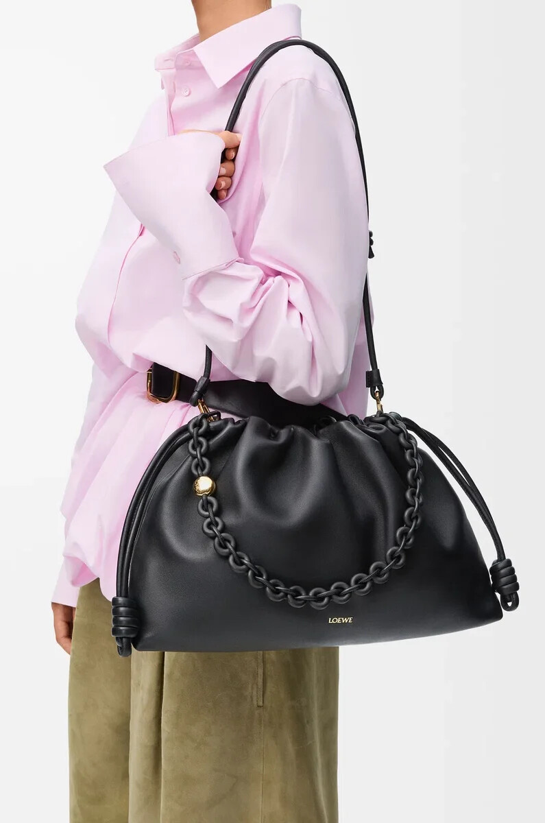 große flamenco-handtasche aus weichem schwarzem nappa-lammleder