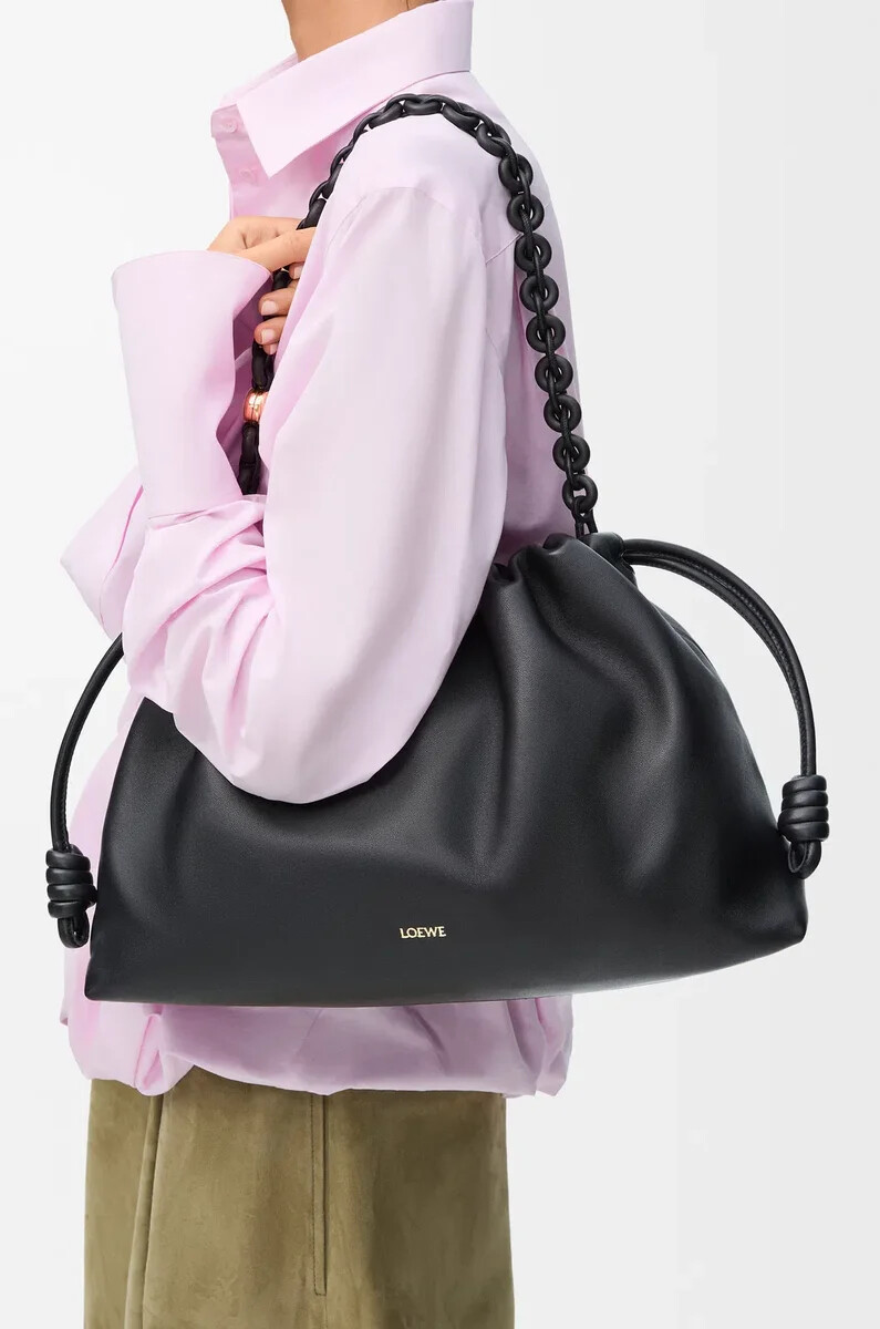 große flamenco-handtasche aus weichem schwarzem nappa-lammleder