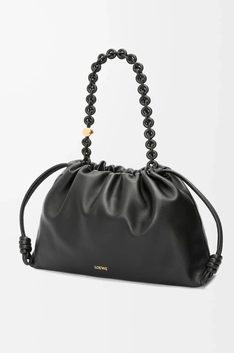 große flamenco-handtasche aus weichem schwarzem nappa-lammleder