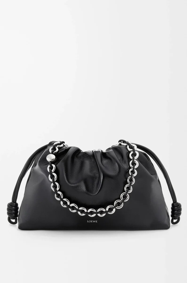 große flamenco-handtasche aus schwarzem lack-nappa-lammleder