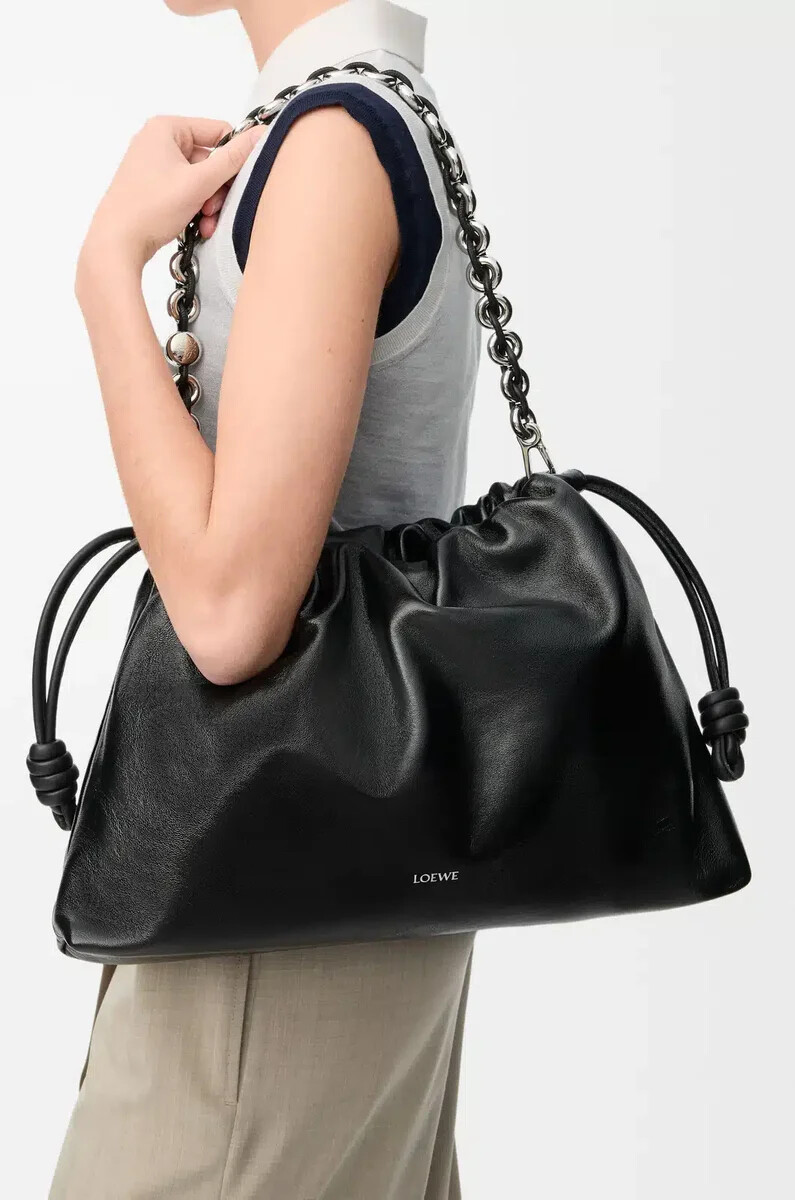 große flamenco-handtasche aus schwarzem lack-nappa-lammleder
