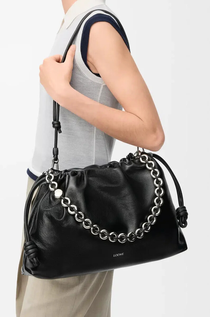 große flamenco-handtasche aus schwarzem lack-nappa-lammleder