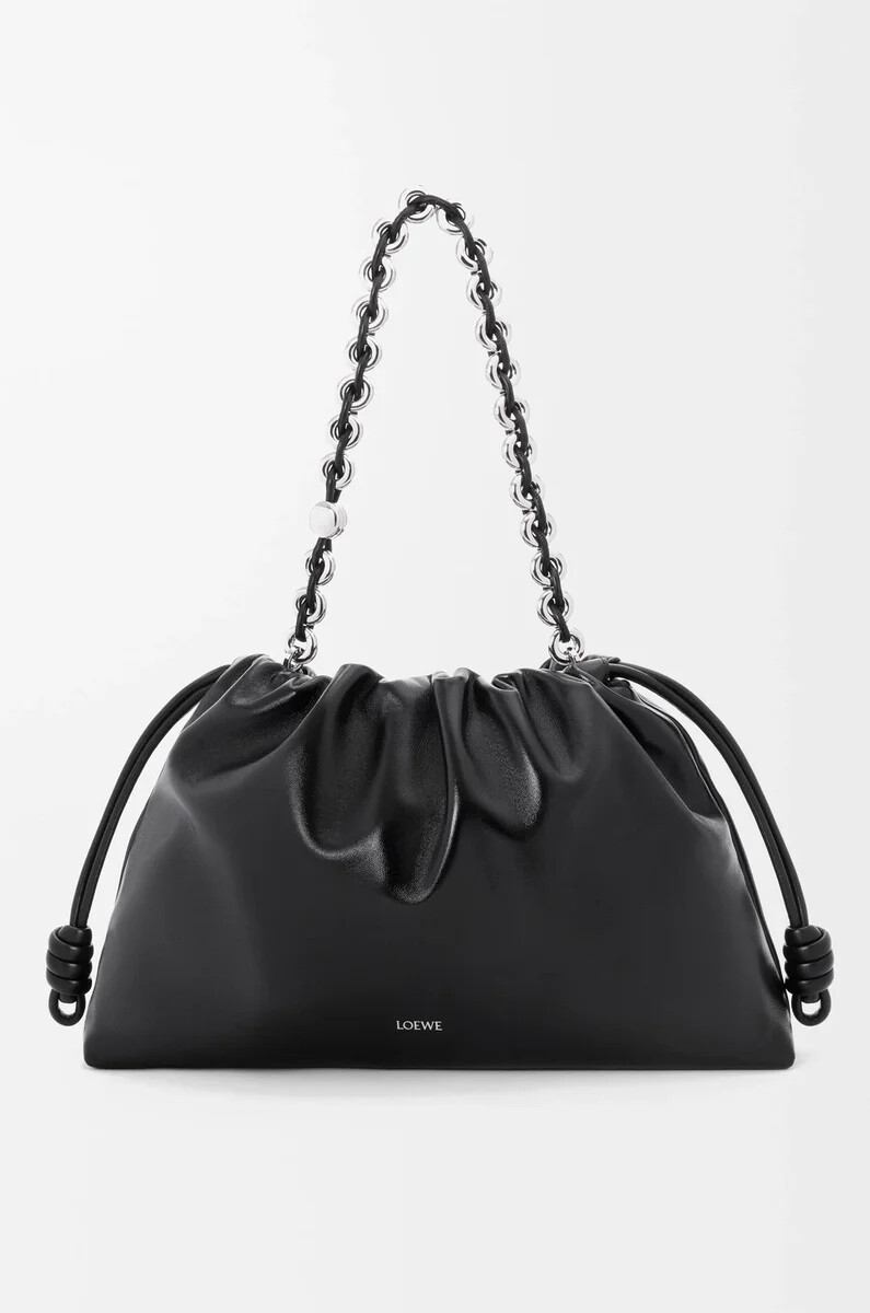 große flamenco-handtasche aus schwarzem lack-nappa-lammleder