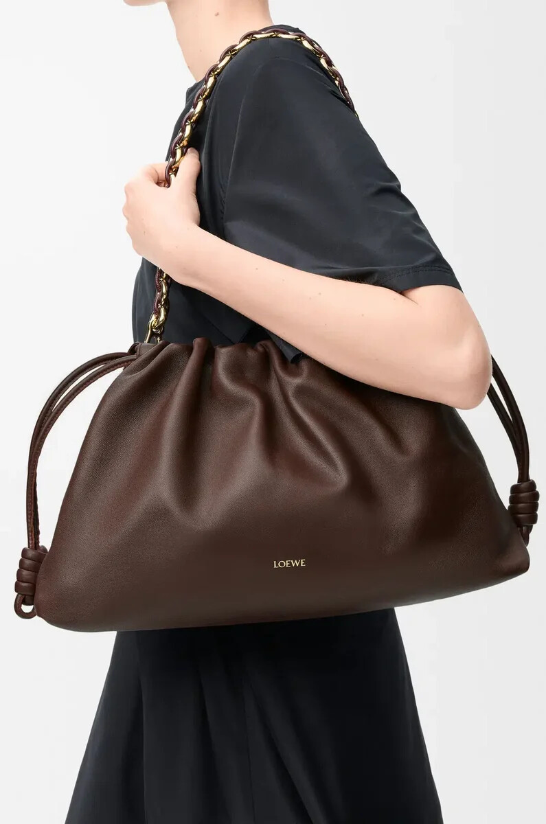 große flamenco-handtasche aus weichem nappa-lammleder in dunkelkastanie
