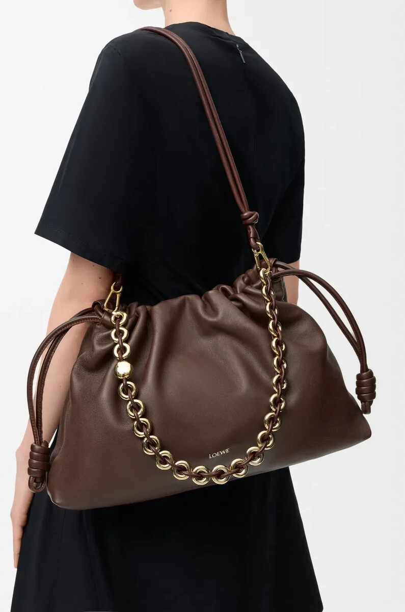große flamenco-handtasche aus weichem nappa-lammleder in dunkelkastanie