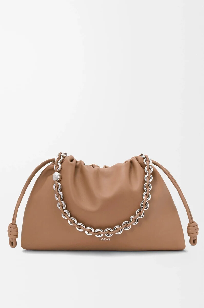 große flamenco-handtasche aus weichem nappa-lammleder in mokka
