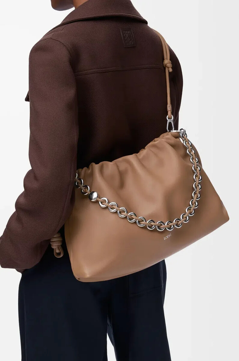 große flamenco-handtasche aus weichem nappa-lammleder in mokka