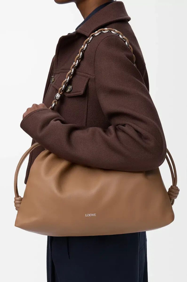 große flamenco-handtasche aus weichem nappa-lammleder in mokka
