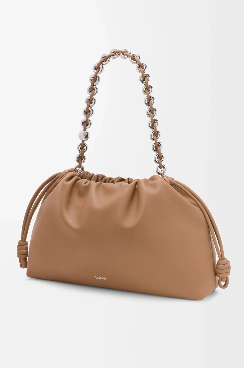 große flamenco-handtasche aus weichem nappa-lammleder in mokka