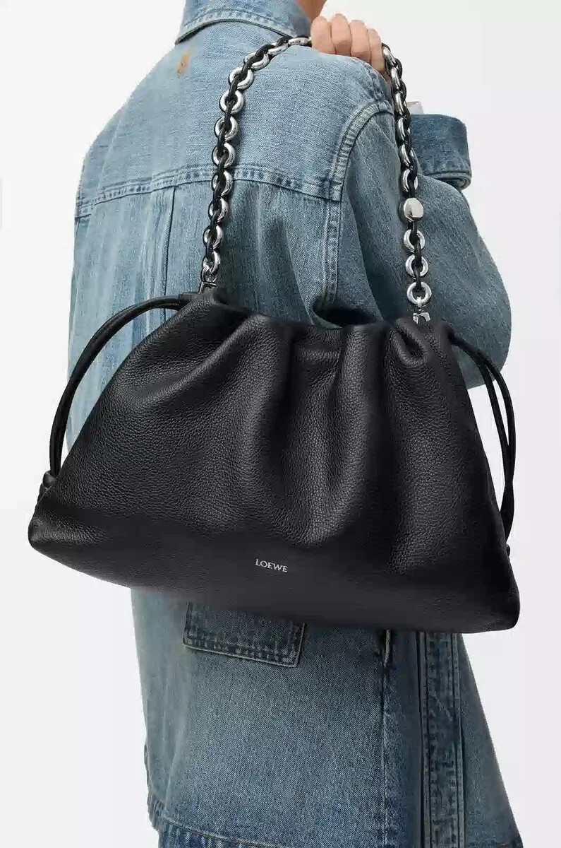 große flamenco-handtasche aus fein genarbtem kalbsleder schwarz
