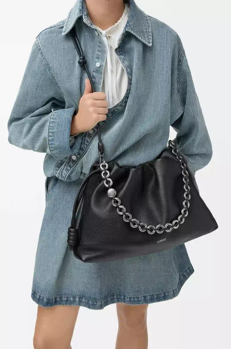 große flamenco-handtasche aus fein genarbtem kalbsleder schwarz