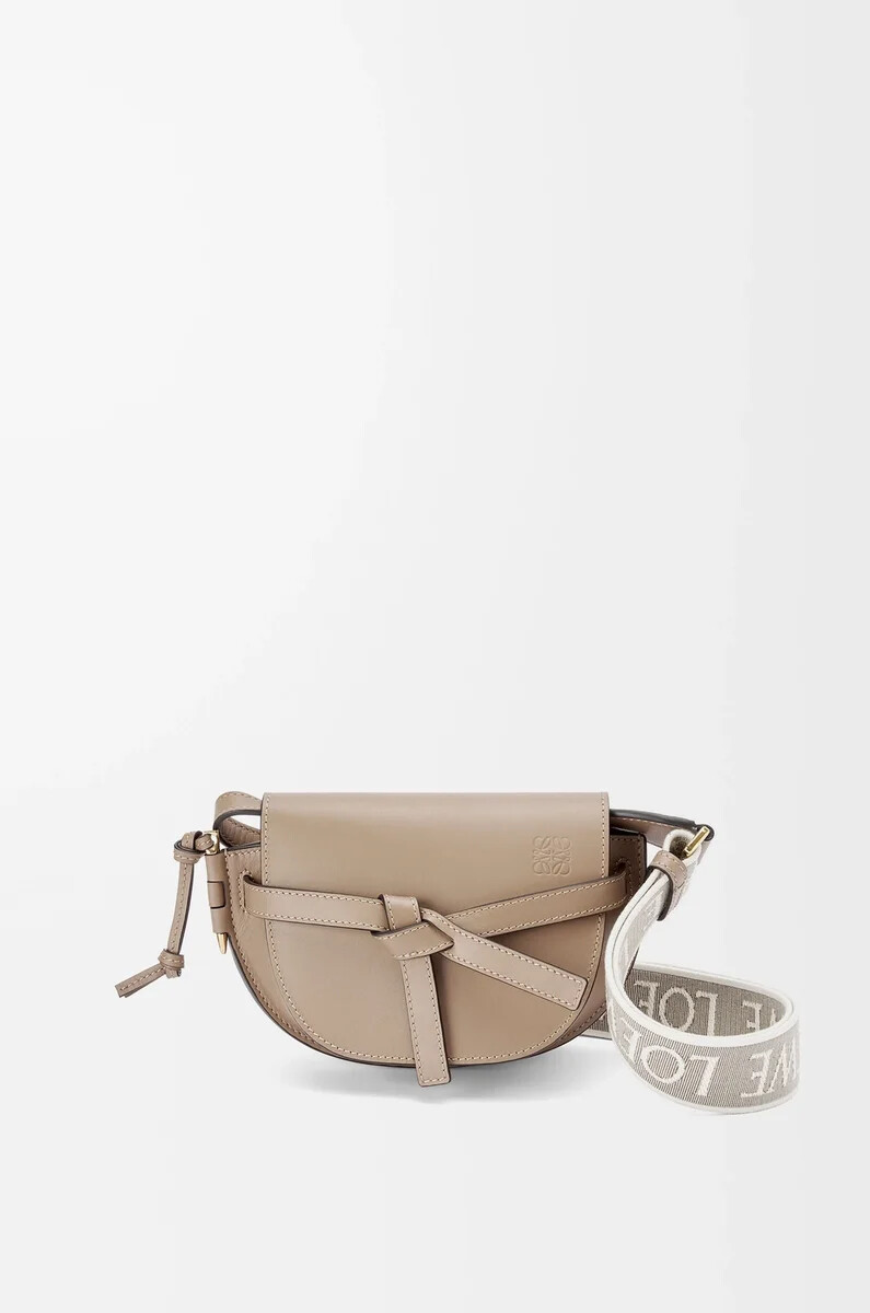 mini gate dual tasche aus weichem kalbsleder und jacquard-sand