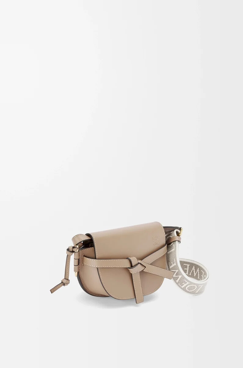 mini gate dual tasche aus weichem kalbsleder und jacquard-sand