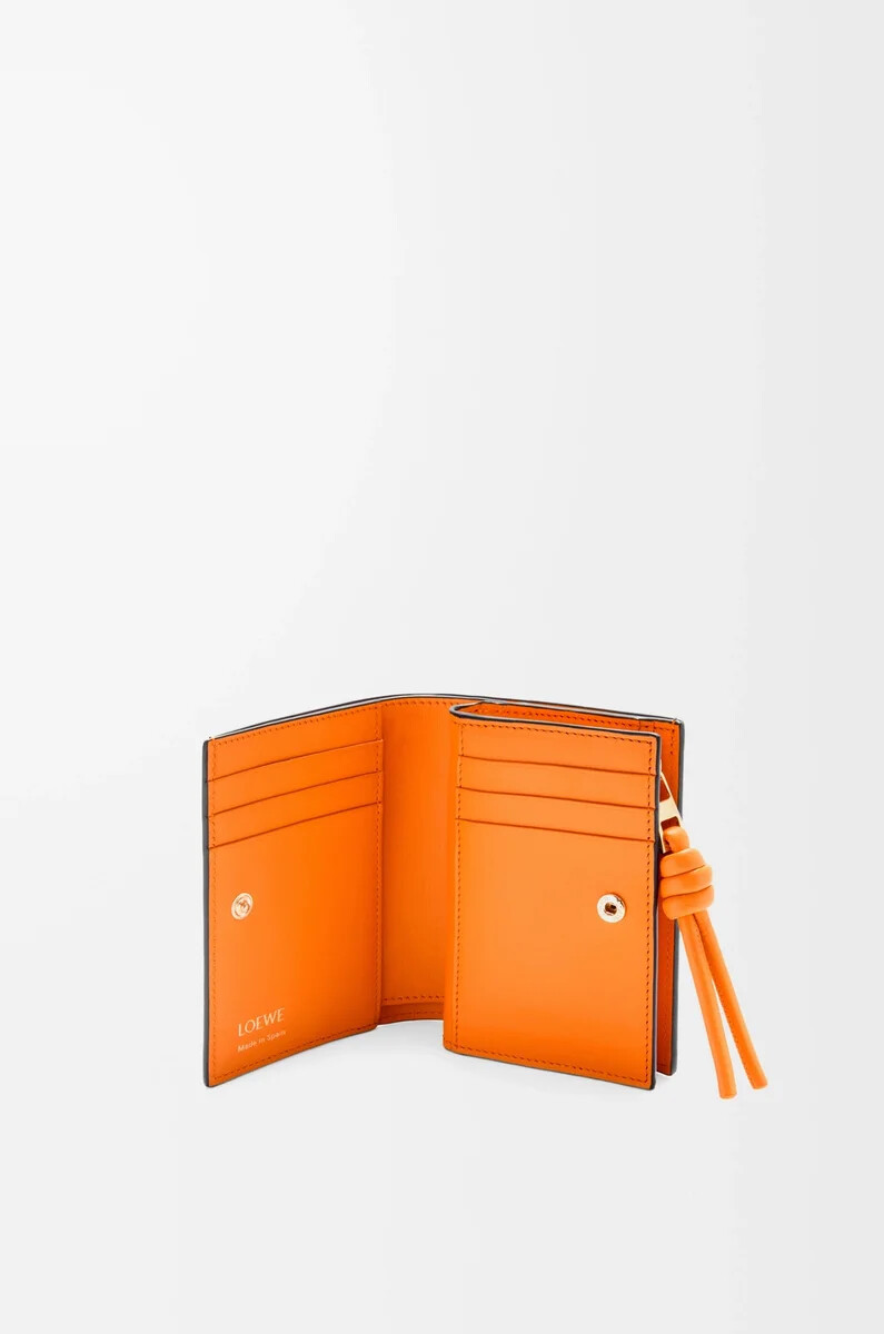 kompaktes portemonnaie von knot aus glänzendem nappa-kalbsleder schwarzleuchtendes orange