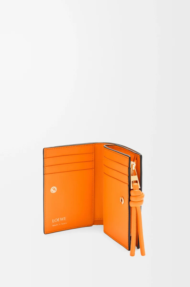 kompaktes portemonnaie von knot aus glänzendem nappa-kalbsleder schwarzleuchtendes orange