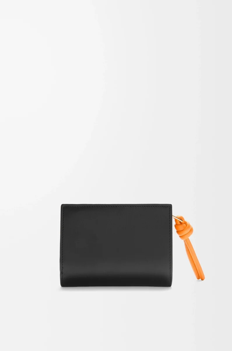 kompaktes portemonnaie von knot aus glänzendem nappa-kalbsleder schwarzleuchtendes orange