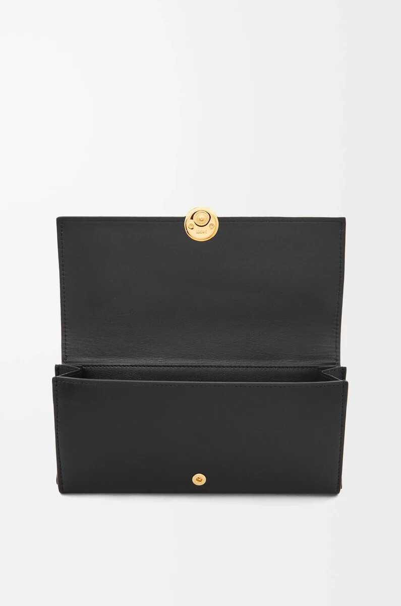 pebble continental portemonnaie aus glänzendem nappa-kalbsleder schwarz