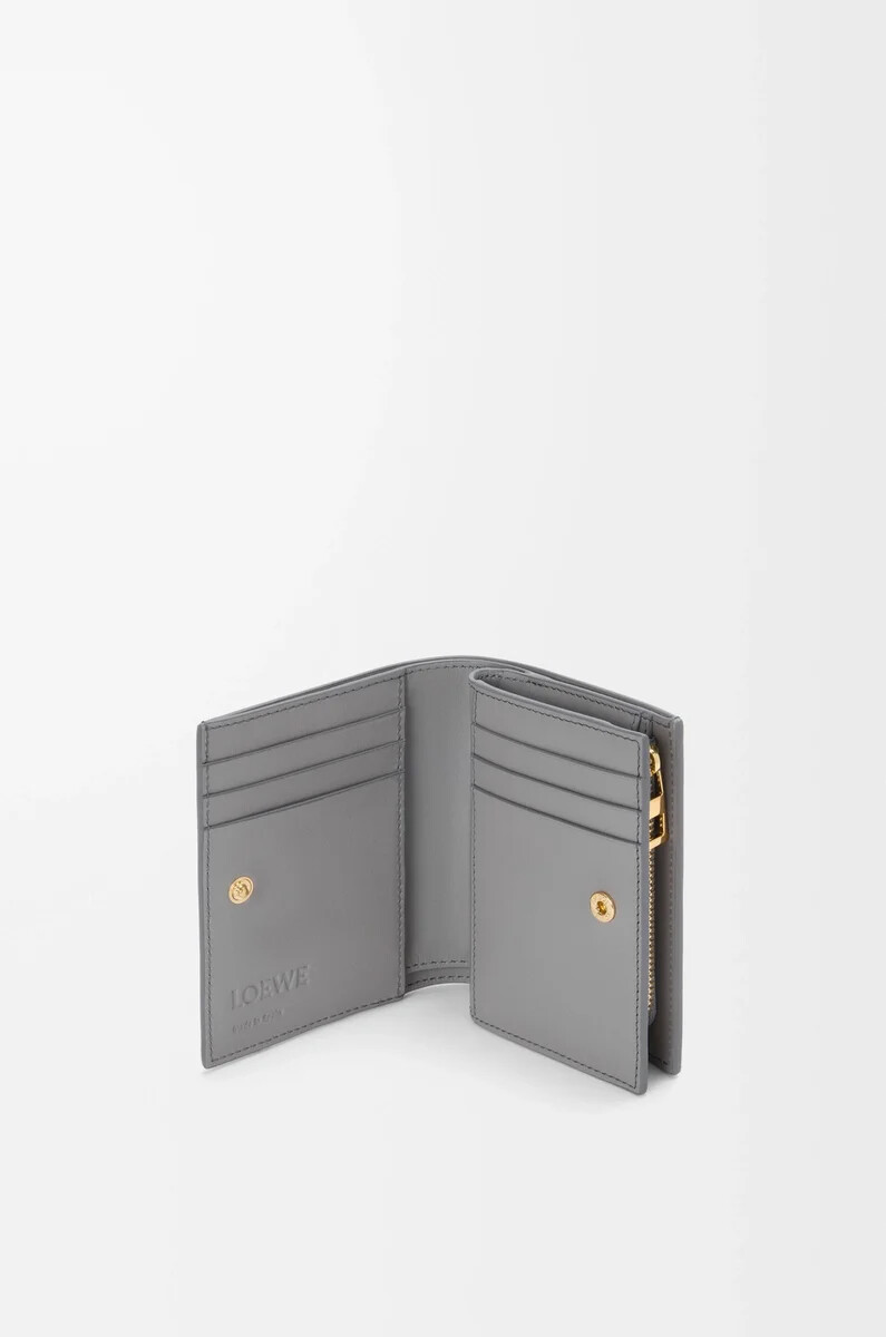 kompakte geldbörse im querformat aus nappa-kalbsleder in sparkling greybutter