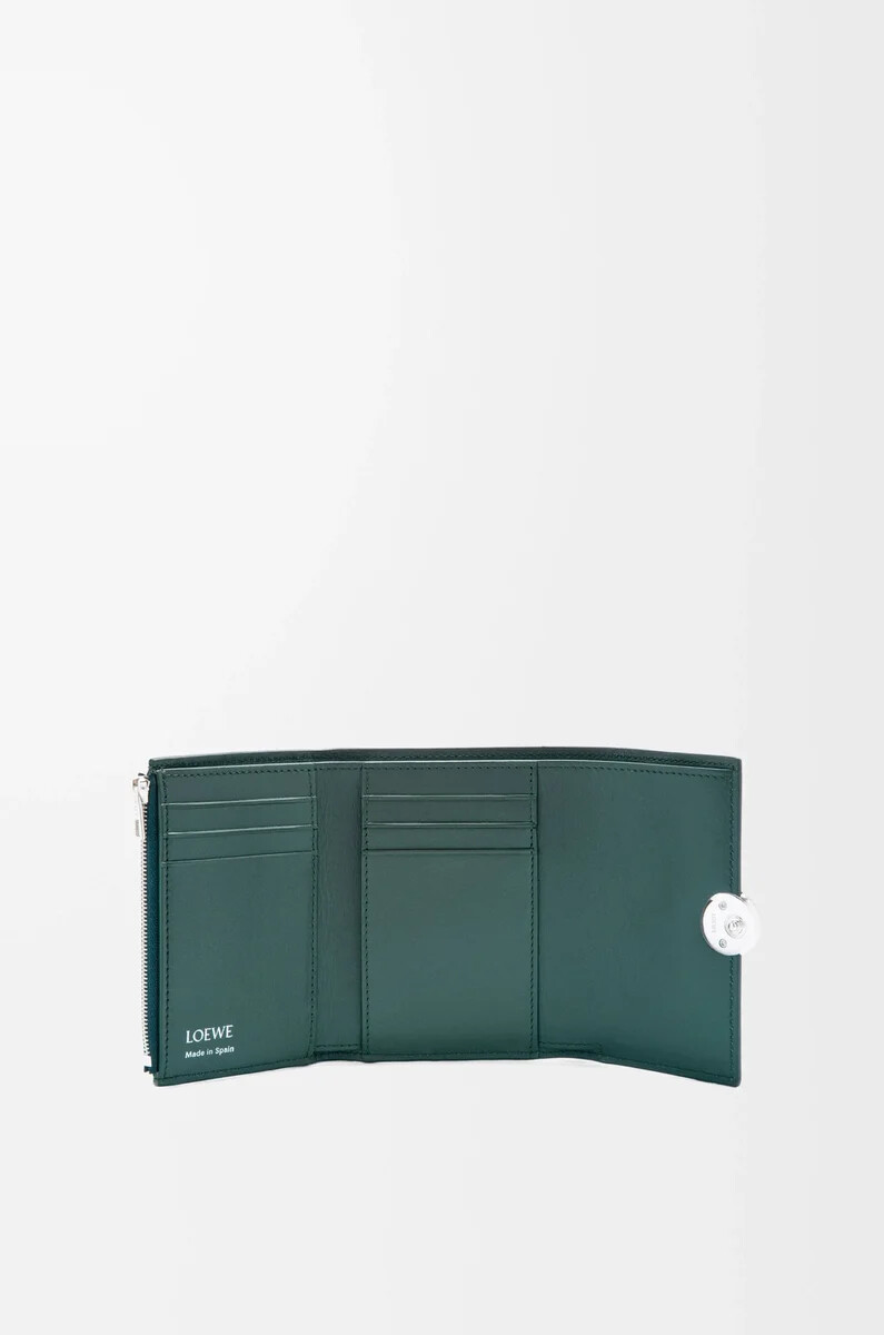 kleines vertikales portemonnaie „pebble aus glänzendem nappa-kalbsleder in der farbe „deep forest