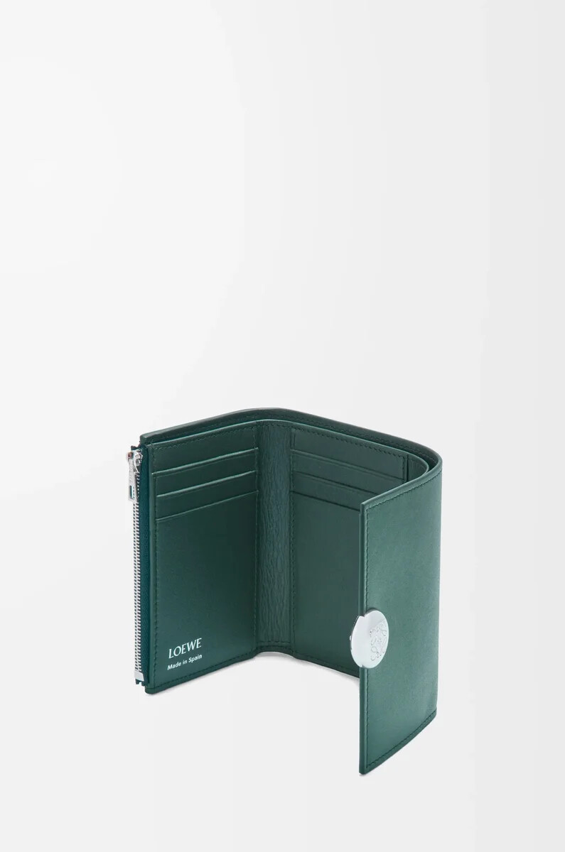 kleines vertikales portemonnaie „pebble aus glänzendem nappa-kalbsleder in der farbe „deep forest