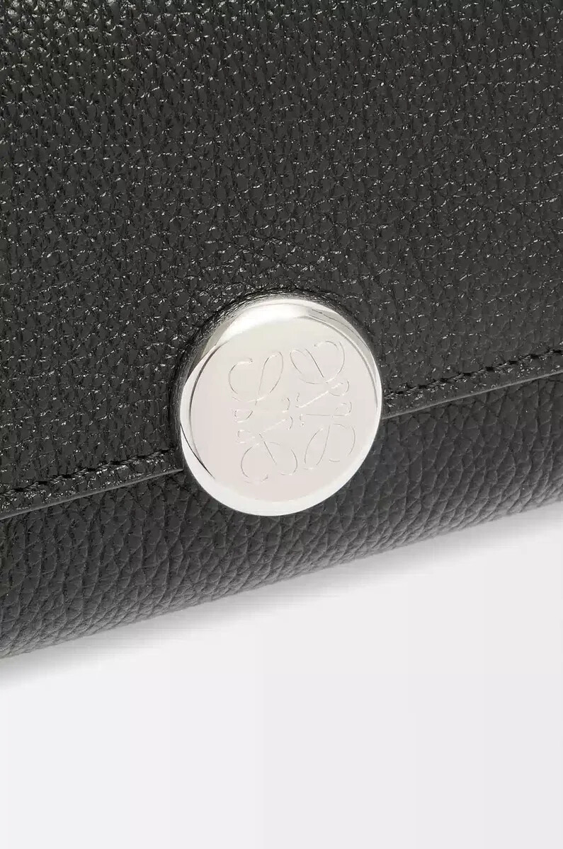 kleines vertikales portemonnaie „pebble aus genarbtem kalbsleder schwarz