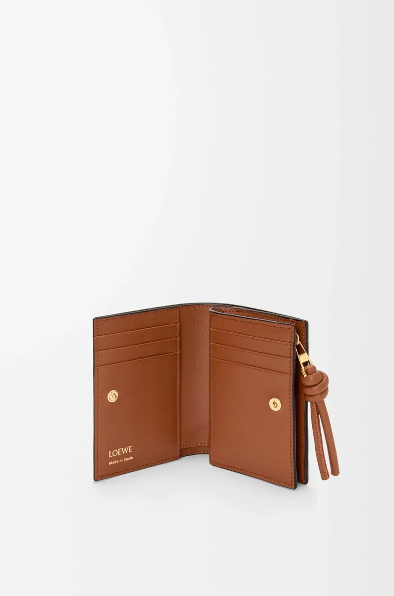 kompaktes portemonnaie von knot aus glänzendem nappa-kalbsleder schwarzeichhörnchen