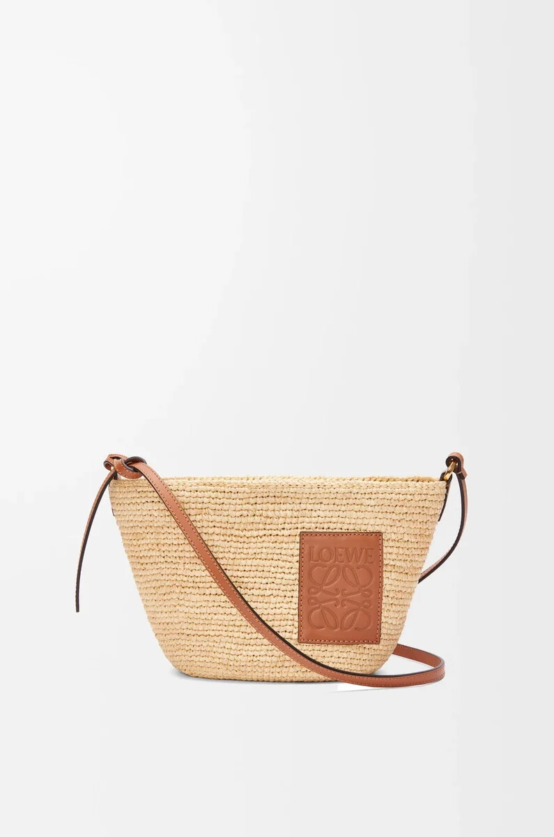 schlitz-pochette aus bast und kalbsleder naturhellbraun