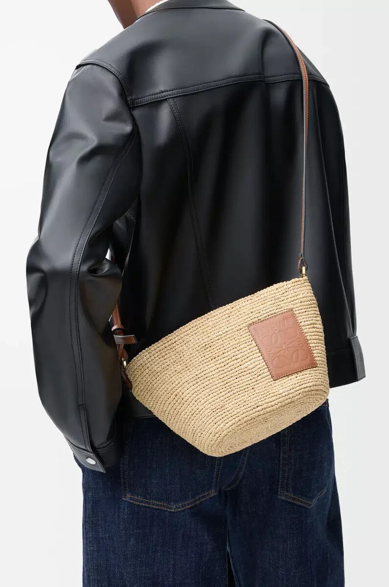 schlitz-pochette aus bast und kalbsleder naturhellbraun