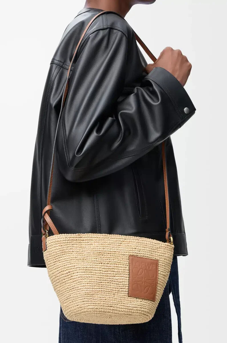 schlitz-pochette aus bast und kalbsleder naturhellbraun