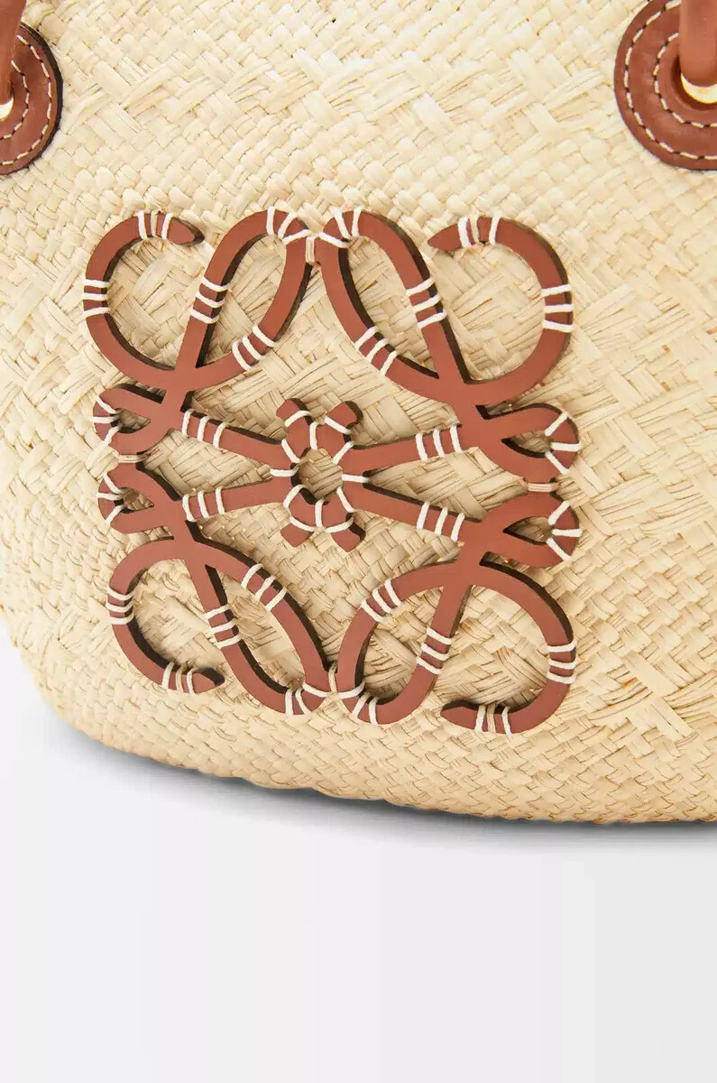 kleine anagram-korbtasche aus iraca-palme und kalbsleder naturhellbraun