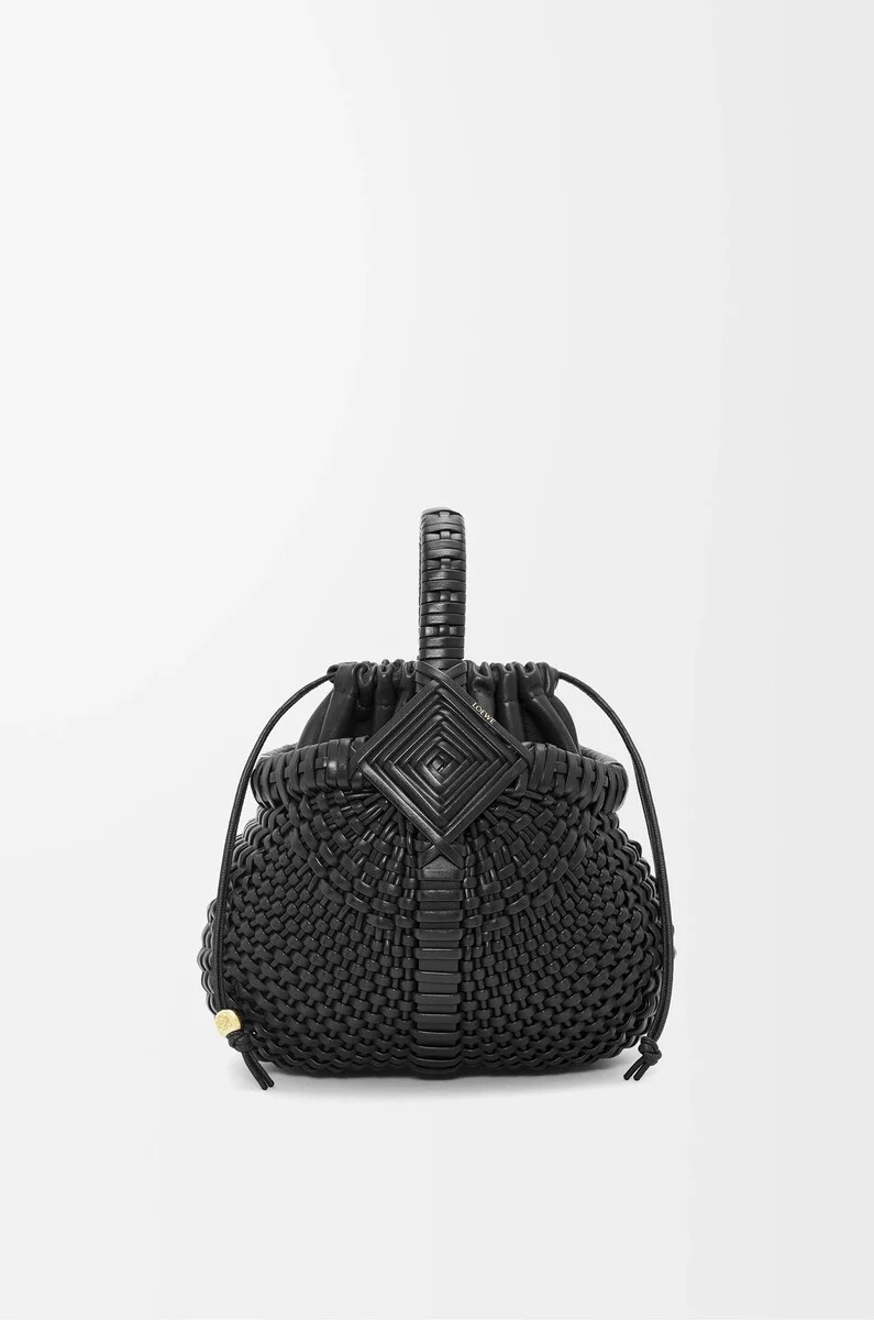 schwarze mini-rundkorbtasche mit diamantmuster aus kalbsleder
