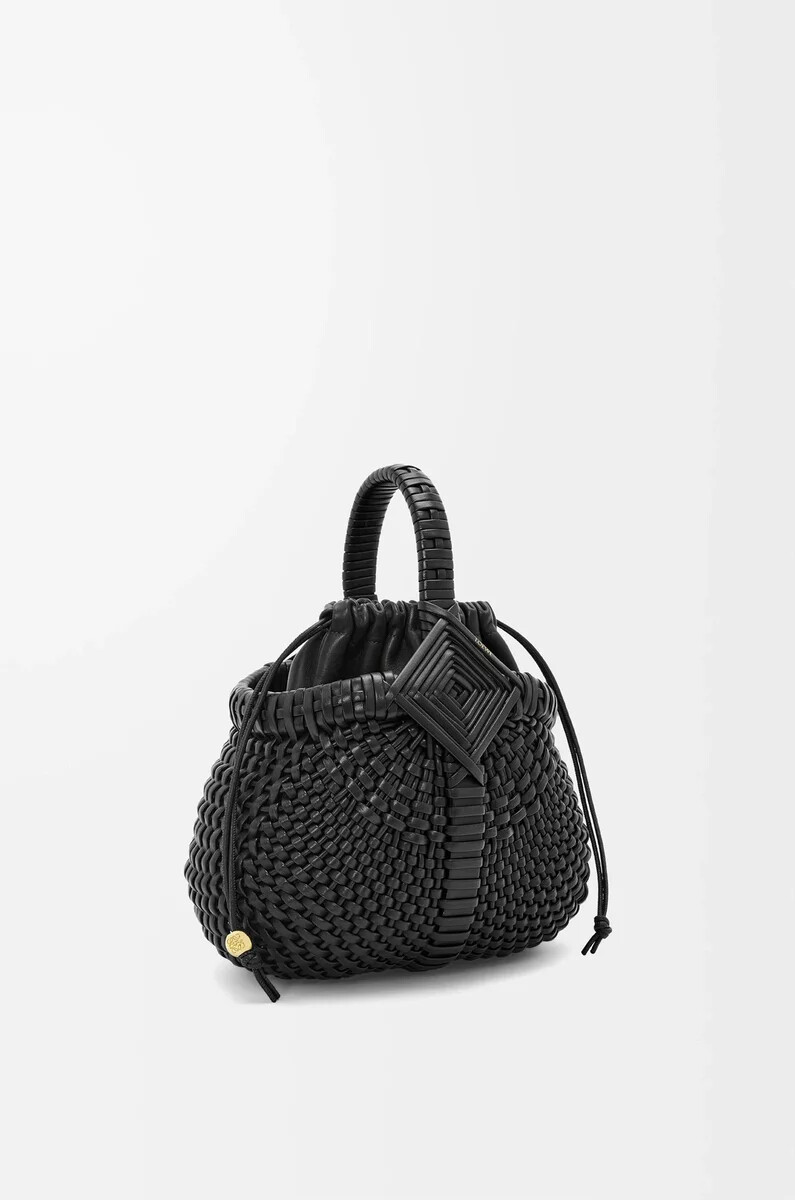 schwarze mini-rundkorbtasche mit diamantmuster aus kalbsleder