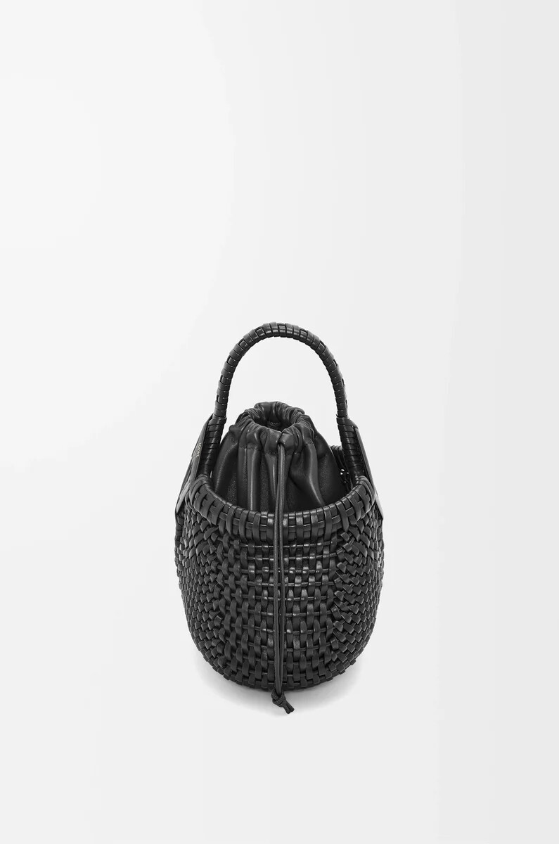 schwarze mini-rundkorbtasche mit diamantmuster aus kalbsleder