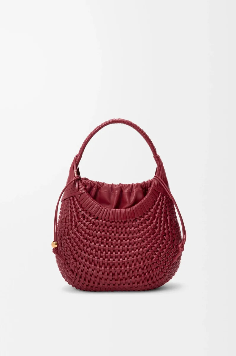 diamond hobo bag aus kalbsleder in kirschrot