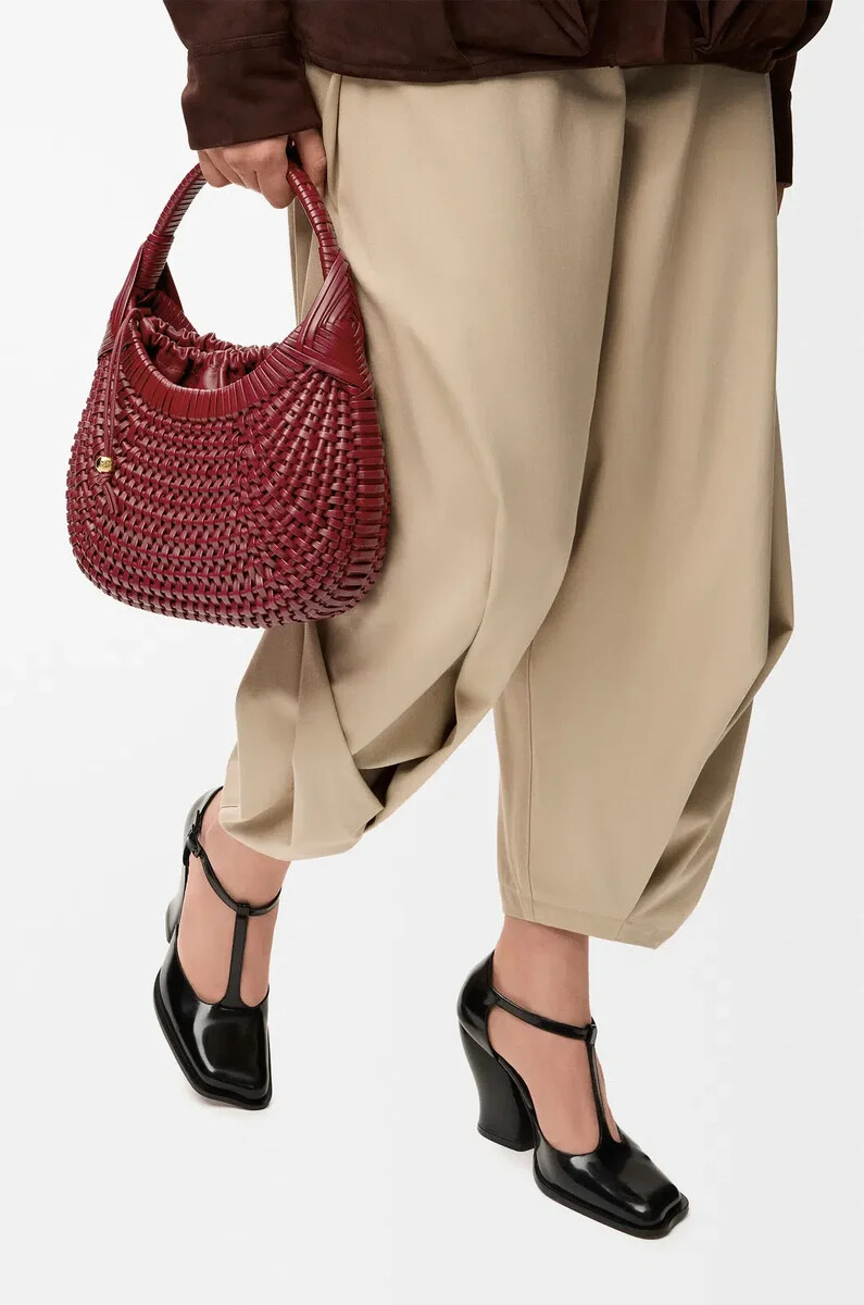 diamond hobo bag aus kalbsleder in kirschrot