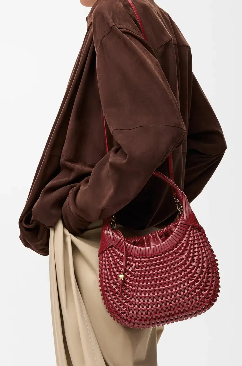 diamond hobo bag aus kalbsleder in kirschrot