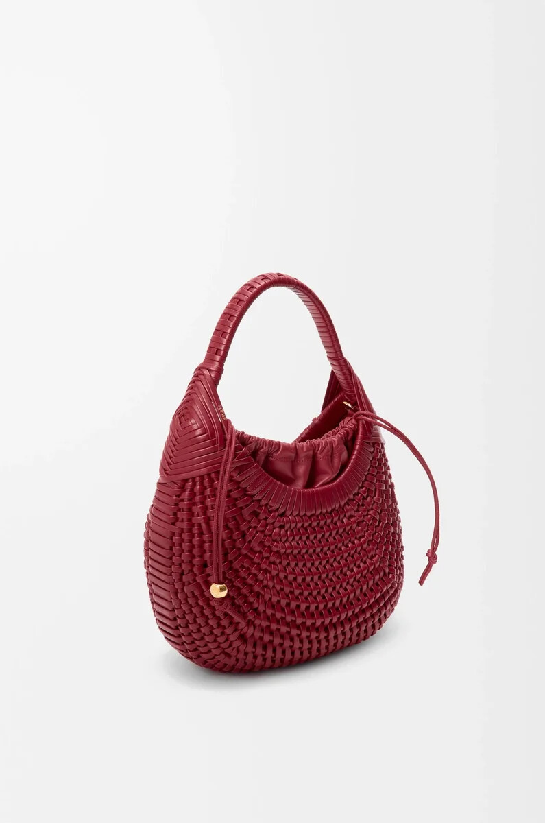 diamond hobo bag aus kalbsleder in kirschrot