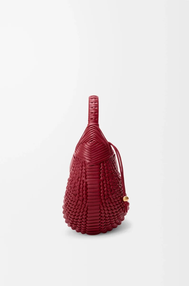 diamond hobo bag aus kalbsleder in kirschrot