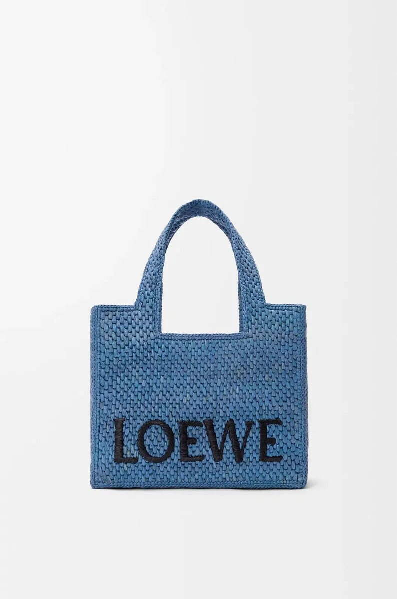 kleine loewe font tragetasche aus hellblauem bast