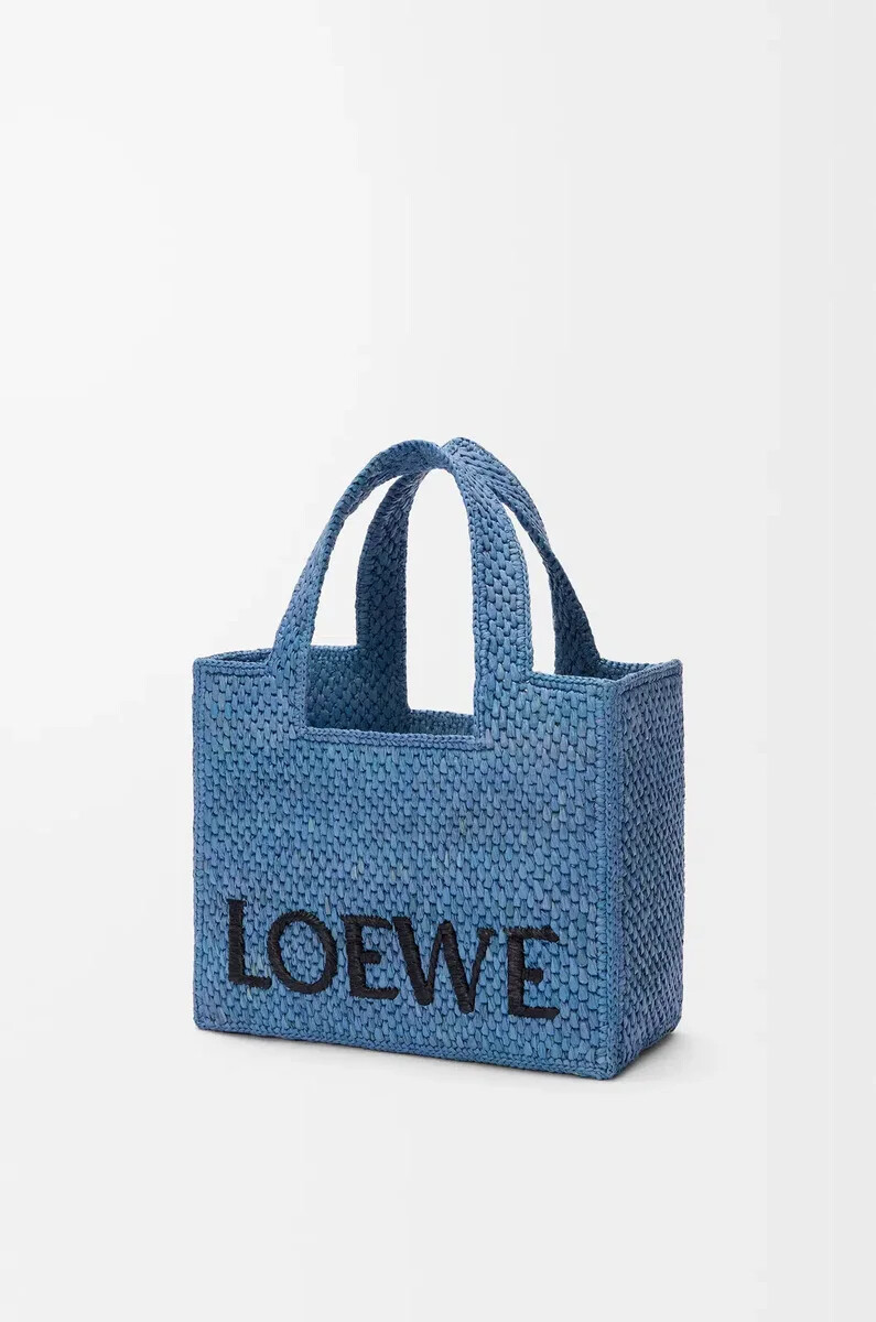 kleine loewe font tragetasche aus hellblauem bast