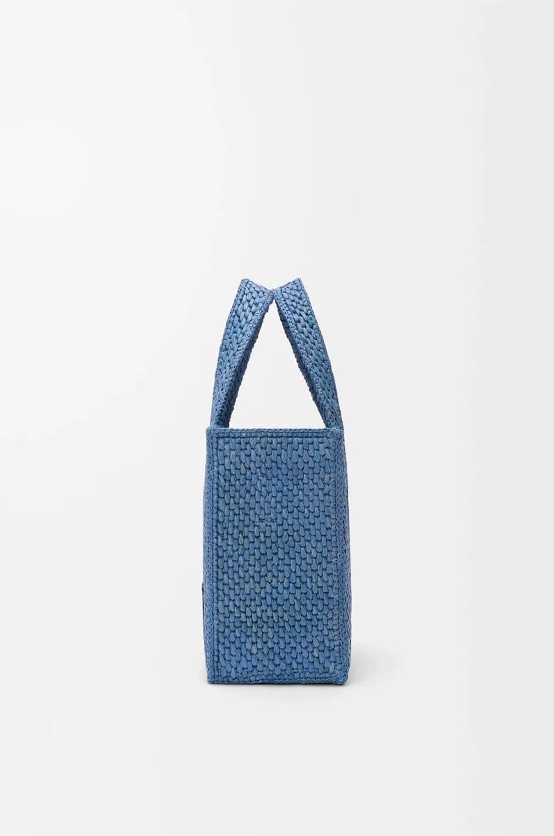 kleine loewe font tragetasche aus hellblauem bast